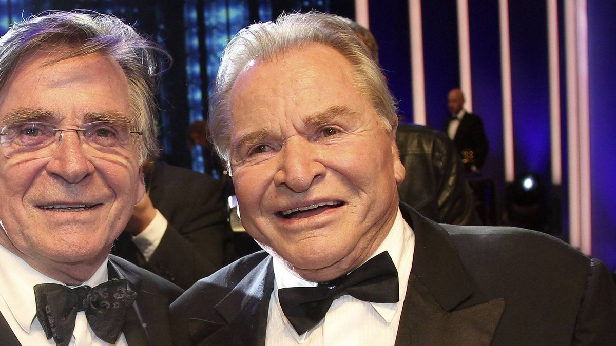 Fritz Wepper (r.) mit seinem Bruder Elmar beim Bayerischen Fernsehpreises 2019 im Prinzregententheater München.. © imago/Future Image