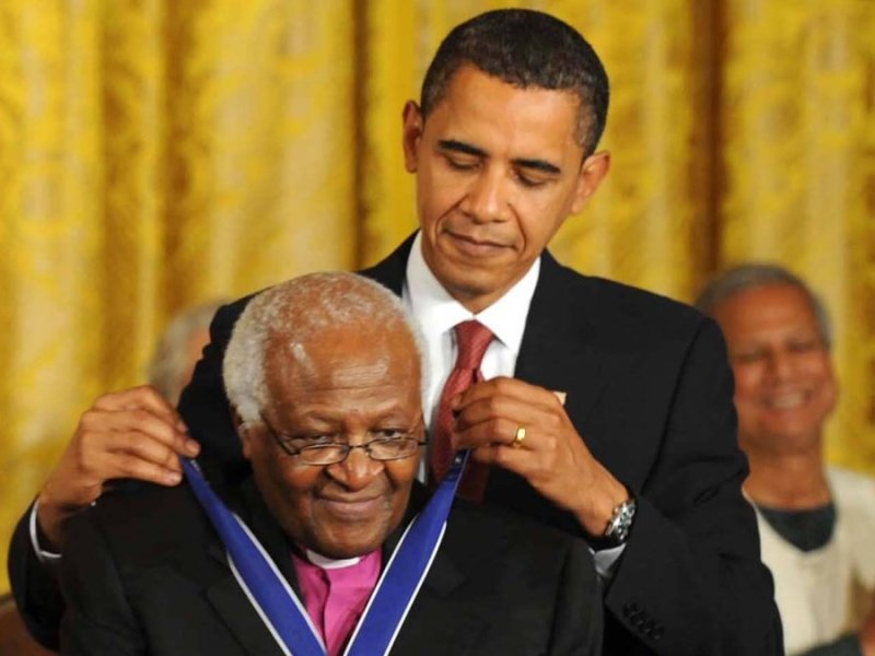 Barack Obama zeichnete Desmond Tutu 2009 mit der Freiheitsmedaille des Präsidenten aus.. © imago/ZUMA Wire