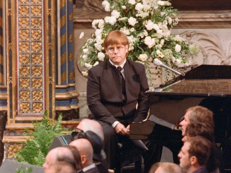 Elton John bei der Trauerfeier für Prinzessin Diana am 6. September 1997 in der Westminster Abbey.. © getty/Mike Maloney/Mirrorpix/Getty Images