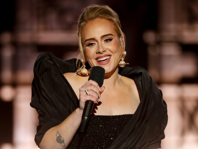 Sängerin Adele ist ganz vernarrt in ihre neuen Rich-Paul-Sneaker.. © CBS / Cliff Lipson