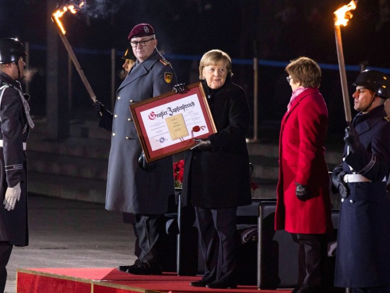 Bundeskanzlerin Angela Merkel (Mitte) beim "Großen Zapfenstreich".. © imago/Emmanuele Contini