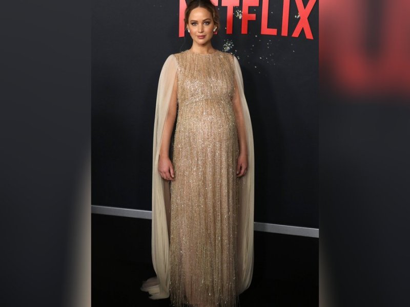 Jennifer Lawrence in ihrem besonderen Glitzerkleid.. © imago images/MediaPunch