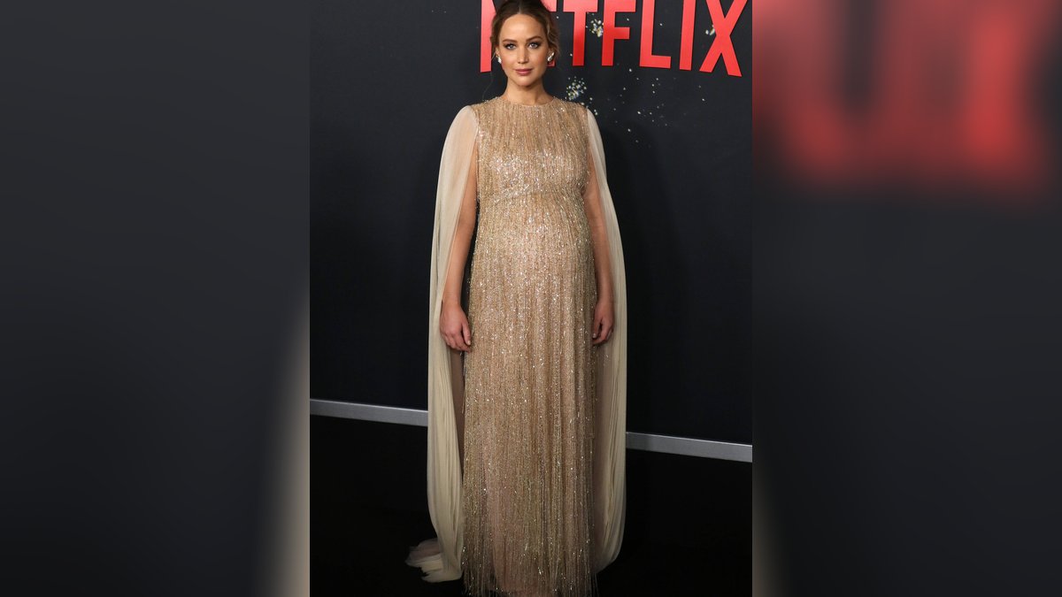 Jennifer Lawrence in ihrem besonderen Glitzerkleid.. © imago images/MediaPunch