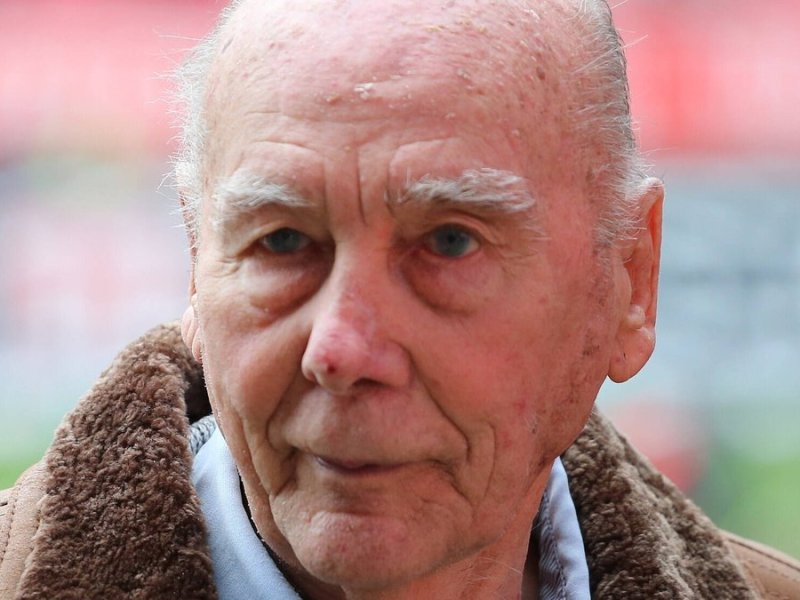 Horst Eckel bei einem Spiel des 1.FC Kaiserslautern im vergangenen Jahr.. © imago images/Jan Huebner