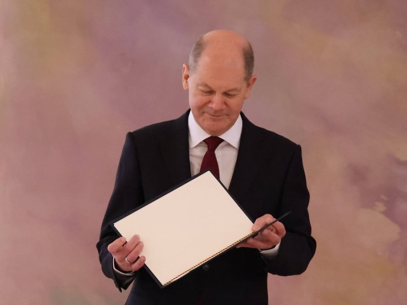 Bundeskanzler Olaf Scholz mit seiner Ernennungsurkunde.. © imago/Frank Ossenbrink