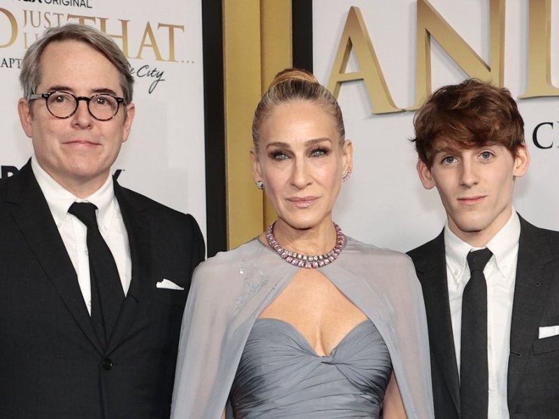 Sarah Jessica Parker mit Ehemann Matthew Broderick (l.) und Sohn James bei der "And Just Like That..."-Premiere.. © getty/[EXTRACTED]: Dimitrios Kambouris/Getty Images