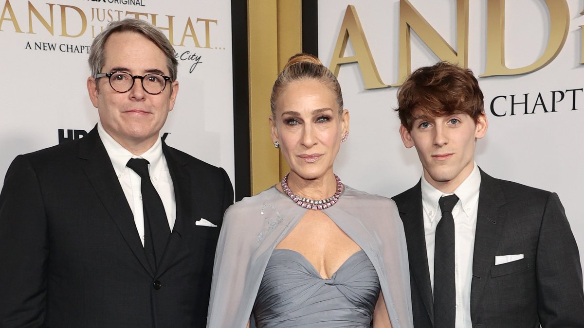 Sarah Jessica Parker mit Ehemann Matthew Broderick (l.) und Sohn James bei der "And Just Like That..."-Premiere.. © getty/[EXTRACTED]: Dimitrios Kambouris/Getty Images