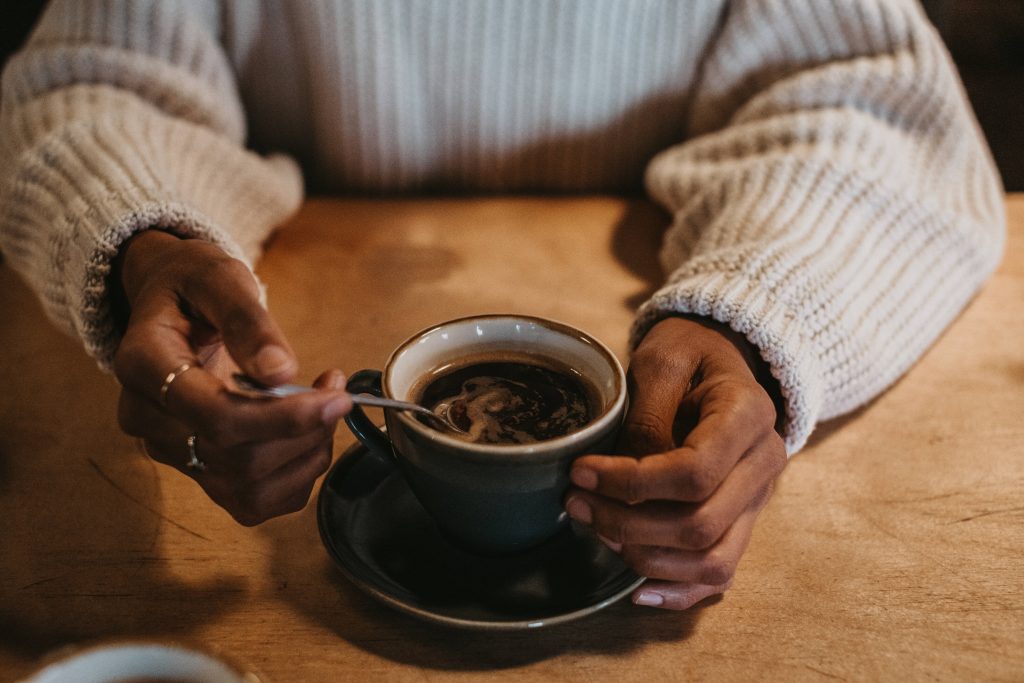 Frau mit Kaffee in den Händen