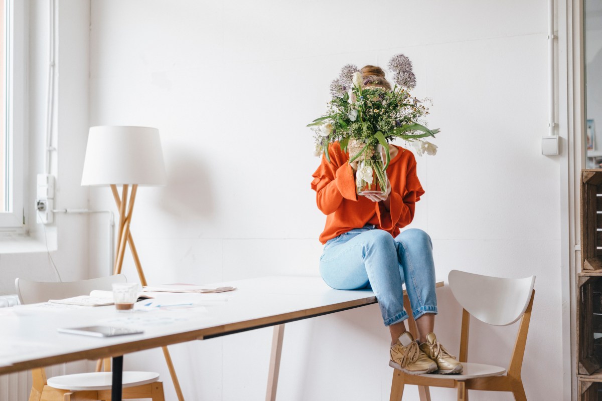 Warum stinken pupse frau blumen vase verstecken