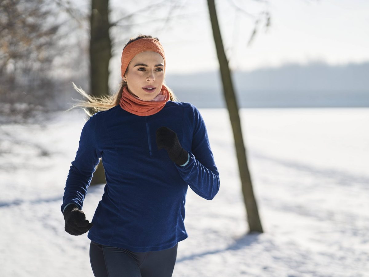 Frau trägt Stirnband beim Sport