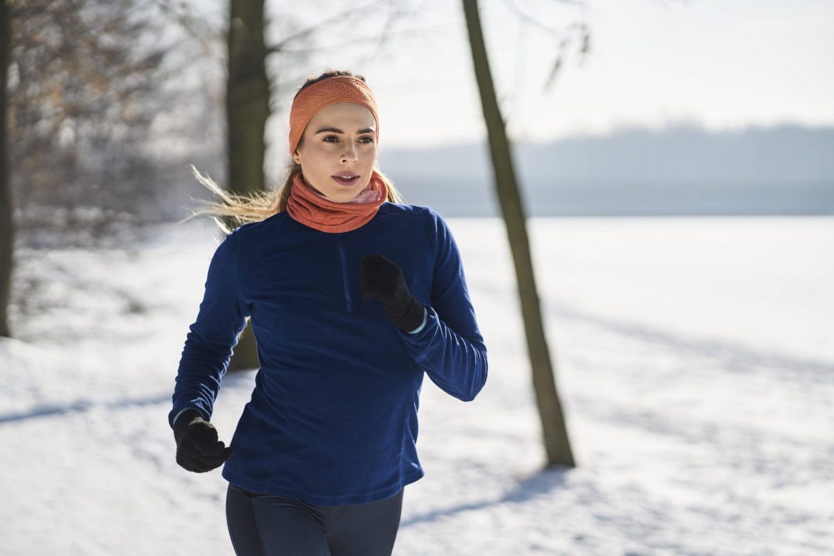 Frau trägt Stirnband beim Sport