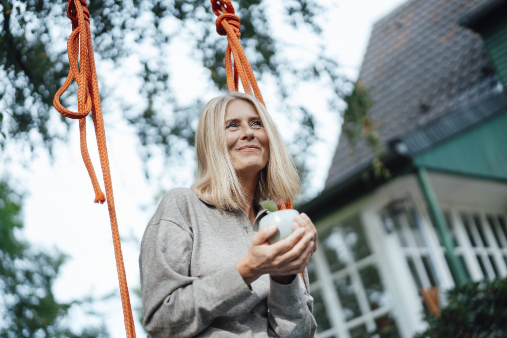 Frau schaukelt mit Kaffee