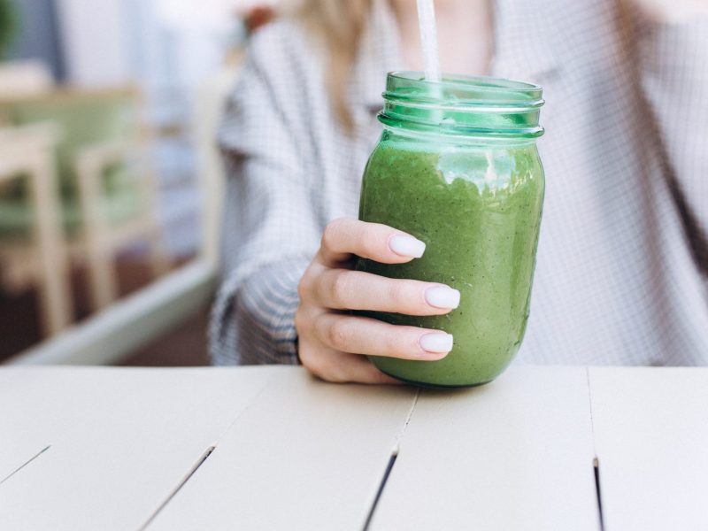 Frau grüner Smoothie