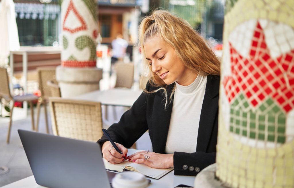 Frau mit Laptop