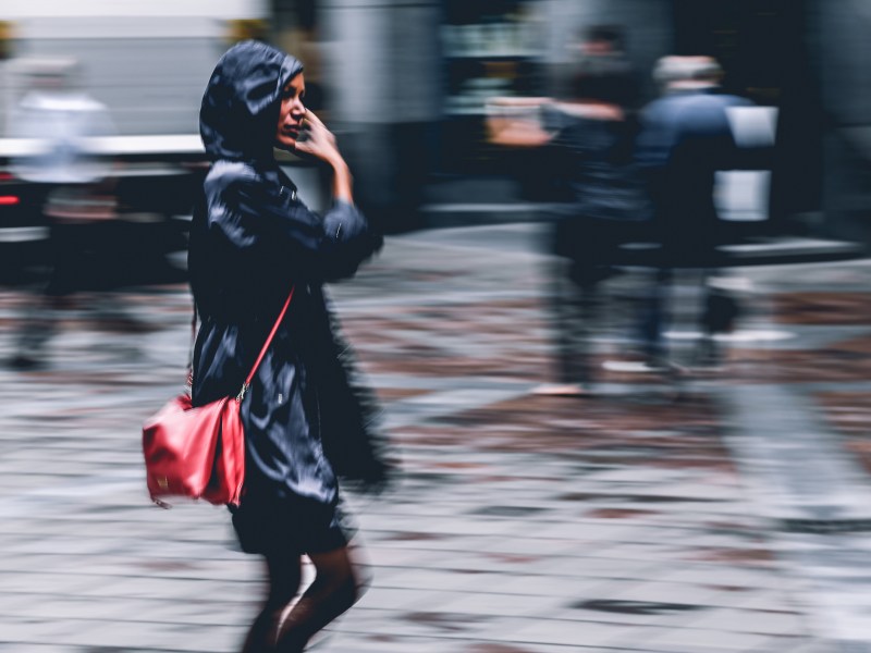 frau im regen sturm