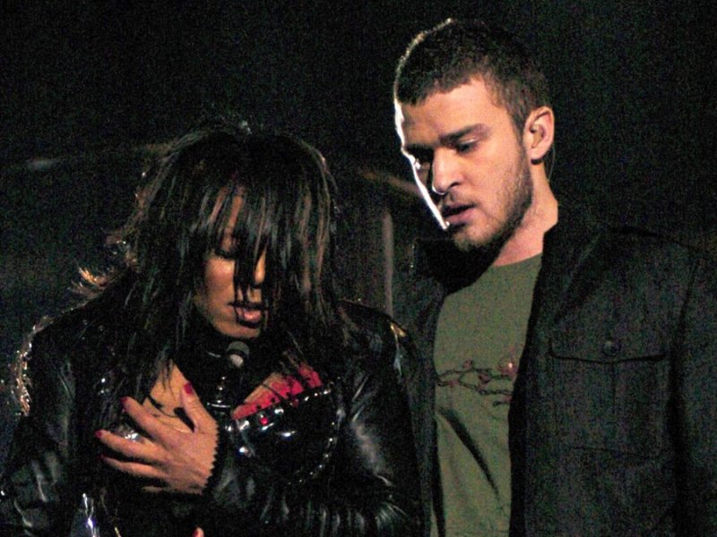 Janet Jackson und Justin Timberlake während Nipplegate im Jahr 2004 beim Super Bowl.. © Kevin Mazur/WireImage