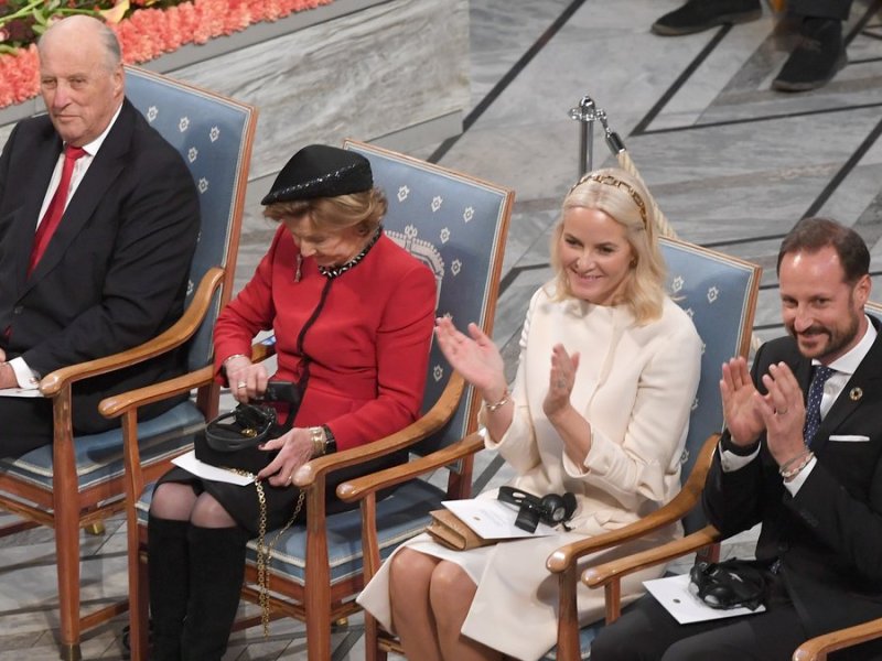 Das Königspaar Harald und Sonja (l.) mit dem Kronprinzenpaar Mette-Marit und Haakon bei der Friedensnobelpreis-Verleihung im Jahr 2019 in Oslo.. © imago/Matrix