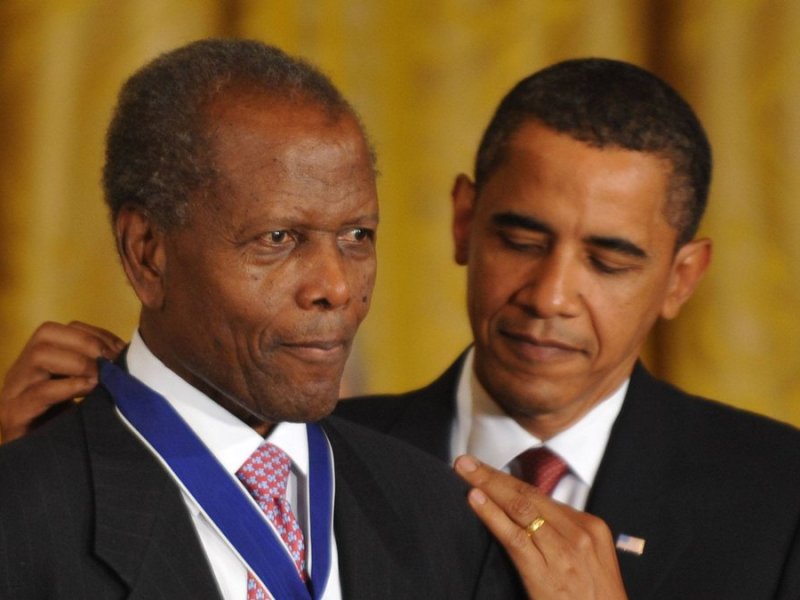 Barack Obama ehrte Sidney Poitier 2009 mit einem Orden.. © imago/UPI Photo