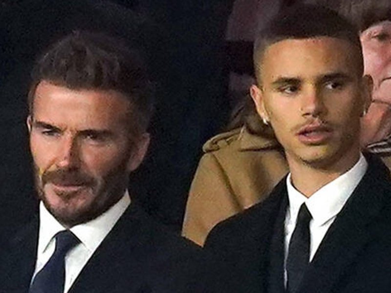 David und Romeo Beckham bei einem Fußballspiel Anfang Dezember 2021.. © imago images/PA Images