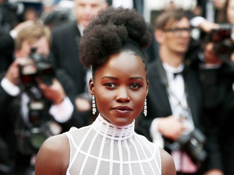 Lupita Nyong'o hat sich trotz vollständiger Impfung mit Corona infiziert.. © Andrea Raffin/Shutterstock.com