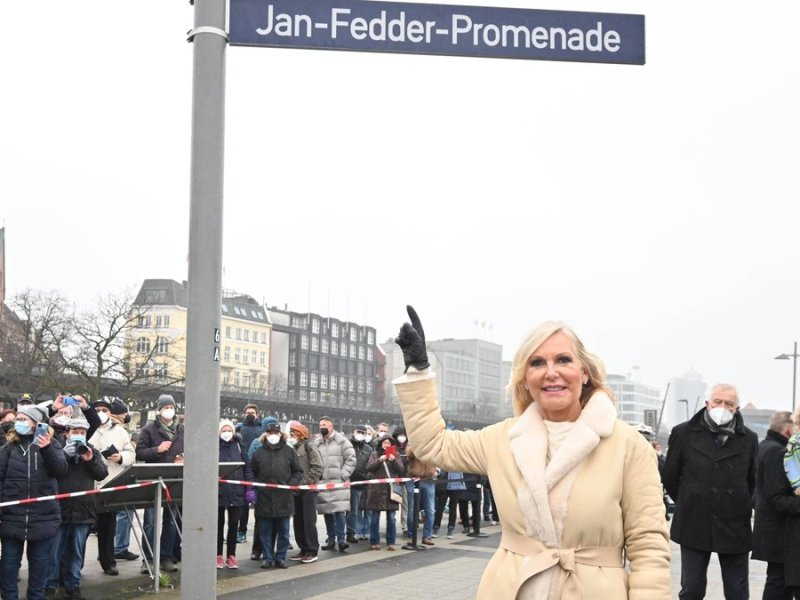 Witwe Marion Fedder unter dem neuen Straßenschild der Jan-Fedder-Promenade.. © imago/Andre Lenthe