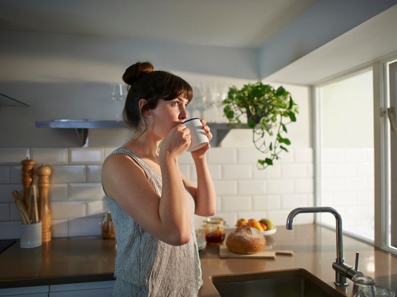 Frau trinkt Kaffee