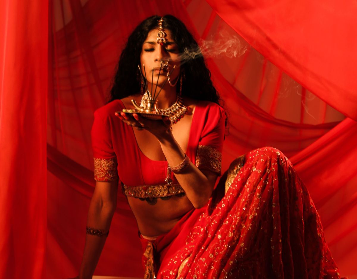 Frau mit Räucherstäbchen