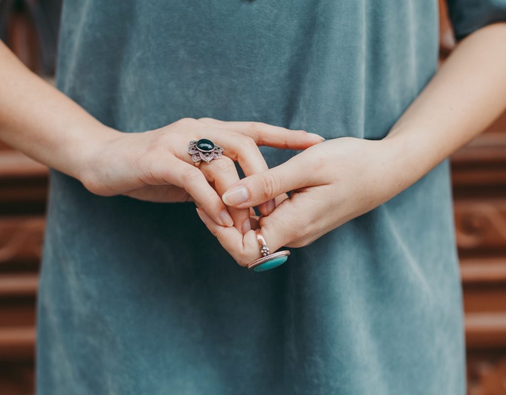 Frau mit Ringen