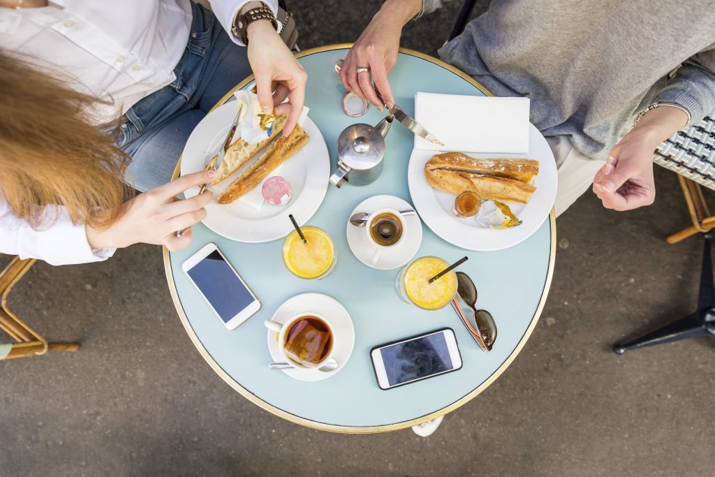 Frühstückstisch von zwei Frauen