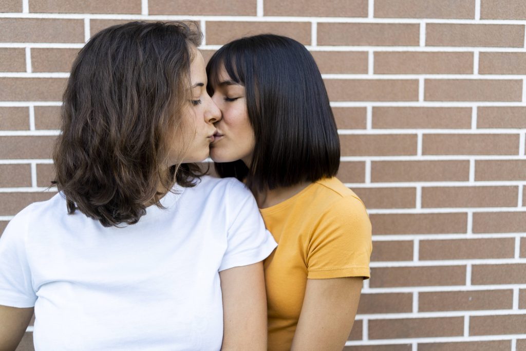 Zwei Frauen küssen sich