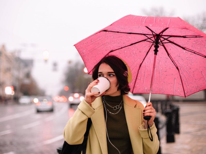 Frau trink magneschonenden Kaffee