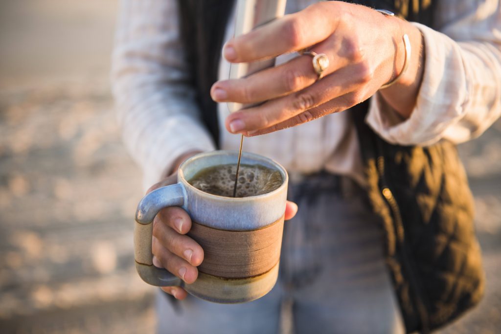 Kaffee entkoffeiniert Frau Tasse Milchaufschäumer