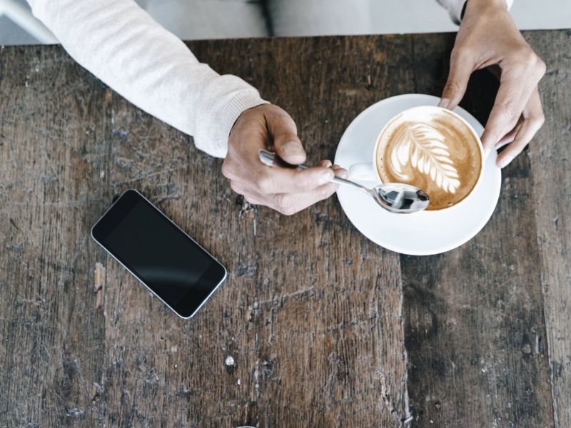 Hände mit Kaffeetasse