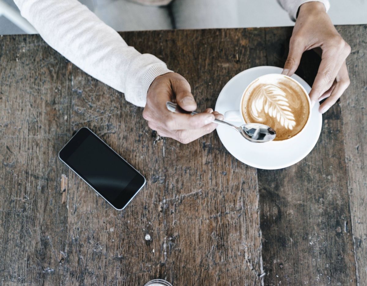 Hände mit Kaffeetasse