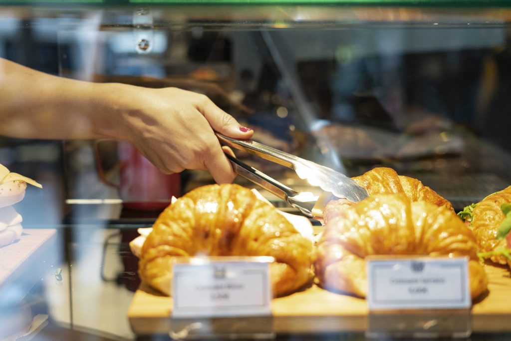 croissant bäckerei frau hände