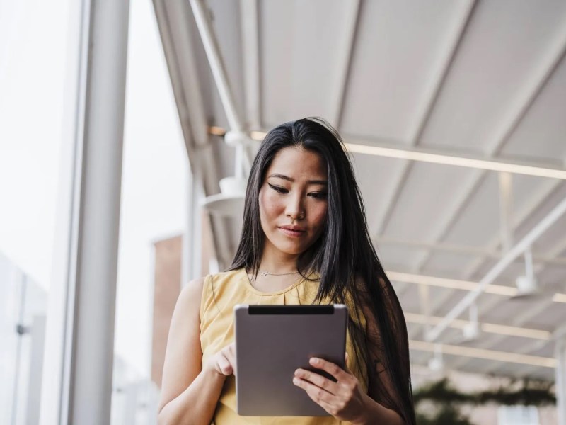 frau büro tablet