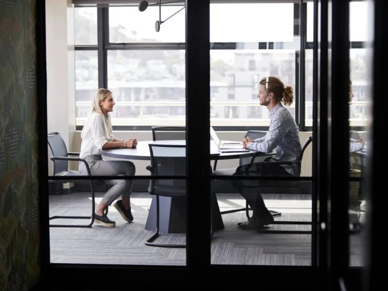 vorstellungsgespräch bewerbung mann frau arbeit meeting tisch büro bewerbungsfrage