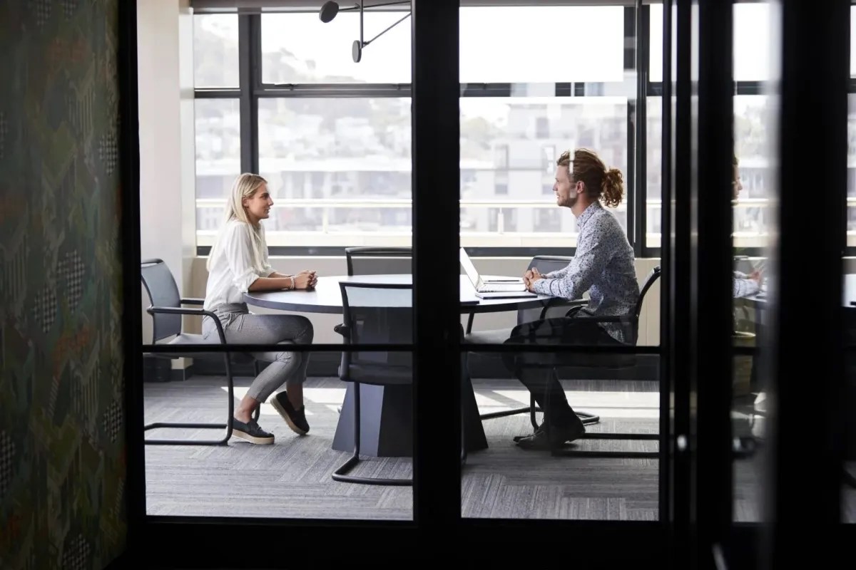 vorstellungsgespräch bewerbung mann frau arbeit meeting tisch büro bewerbungsfrage