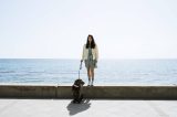 Frau mit Hund am Meer