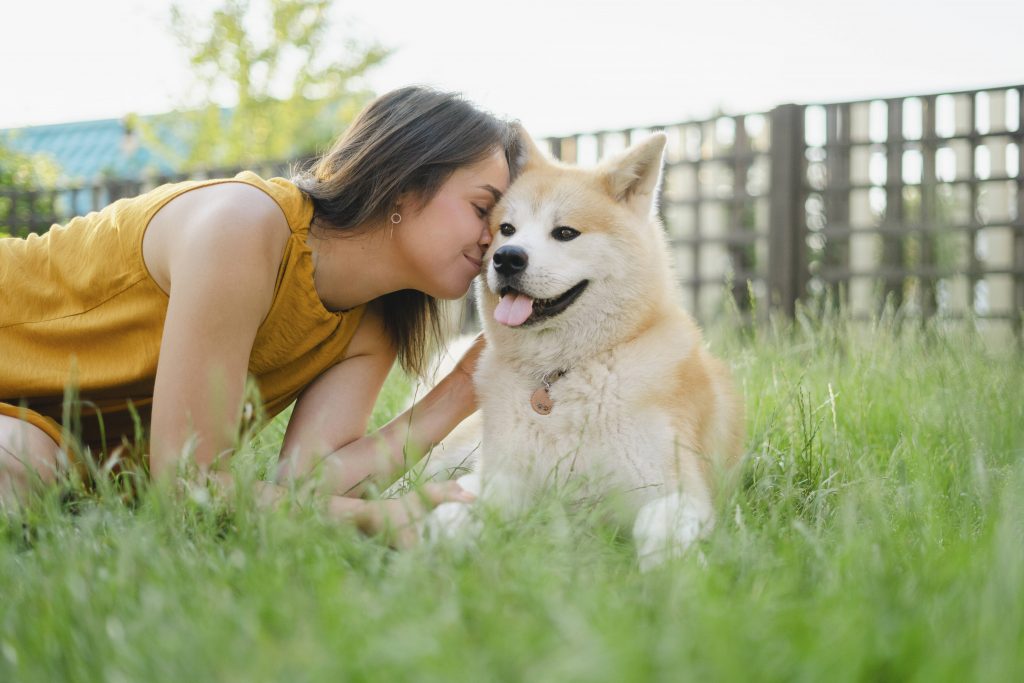 Frau mit Hund