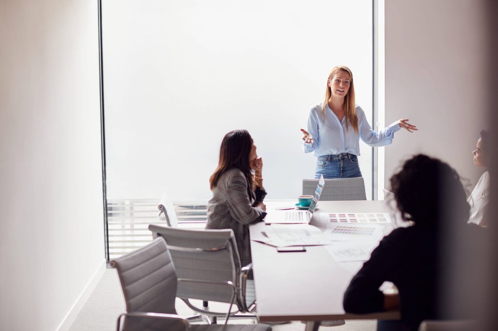 geschäftsfrau,meeting,zuhören,präsentation,businessfrau,businessfrauen,geschäftsfrauen,karrierefrau,karrierefrauen,managerin,managerinnen,unternehmerin,unternehmerinnen,besprechung,teambesprechung,teamgespräch,teamsitzung,anhören,präsentieren *** business woman,meeting,listening,presentation,boss,business women,executive,executives,leader,leaders,manager,feedback,listener,presentations mmq-zkw ,model released, Symbolfotofrau büro arbeit vortrag kollegen