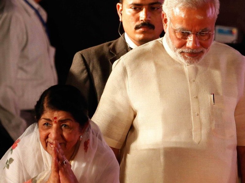 Auch der indische Premierminister Narendra Modi (r.) trauert um Lata Mangeshkar (l.). © imago/Hindustan Times