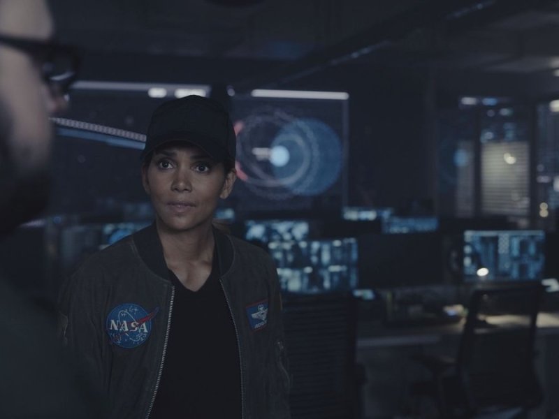 Halle Berry als stellvertretende NASA-Chefin Jo Fowler in Roland Emmerichs Katastrophenfilm "Moonfall".. © © Leonine Filmdistribution