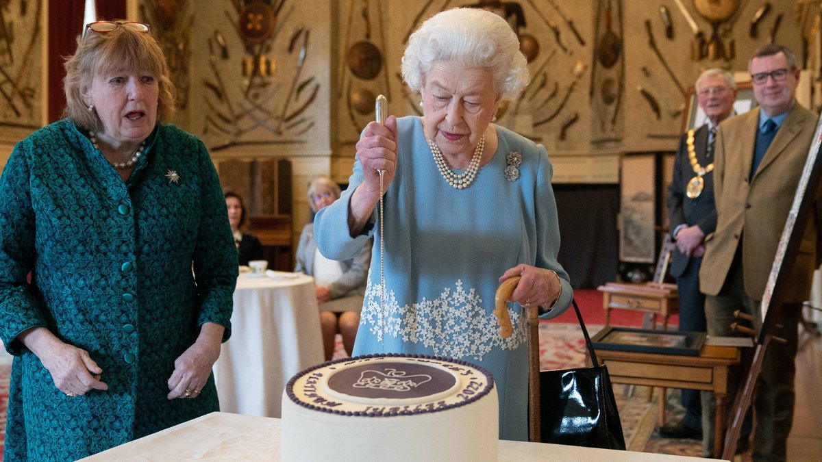 Queen Elizabeth II. sollte am Samstag unter anderem eine Torte anschneiden.. © imago images/i Images