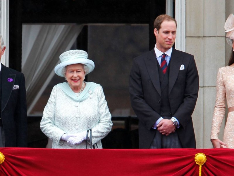 Queen Elizabeth II. (Mitte) anlässlich ihres Diamantenen Thronjubiläums im Jahr 2012 auf dem Balkon des Buckingham Palastes mit Prinz Charles (l.)