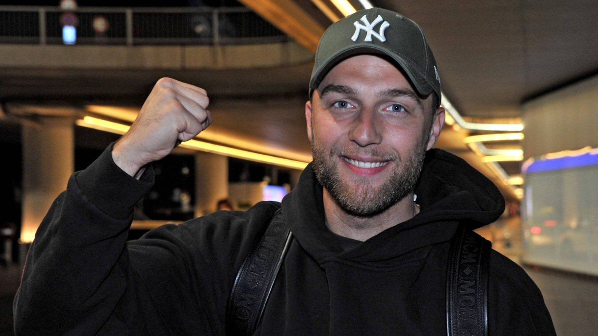 Dschungelkönig Filip Pavlovic ist am Donnerstag am Flughafen von Hamburg gelandet.. © imago/STAR-MEDIA