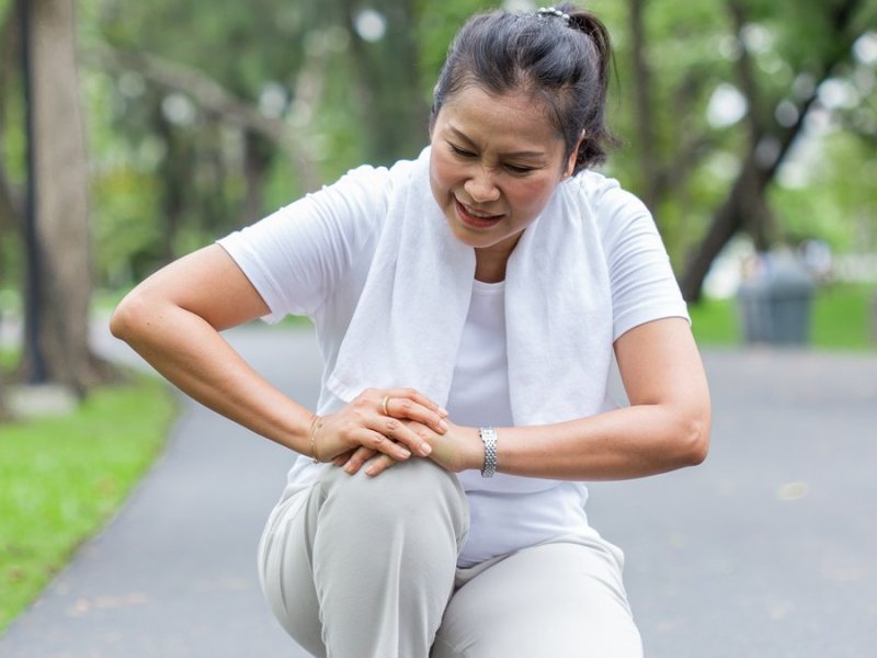 Auch Menschen im mittleren Alter können an Arthrose erkranken.. © FOTO Eak/Shutterstock.com