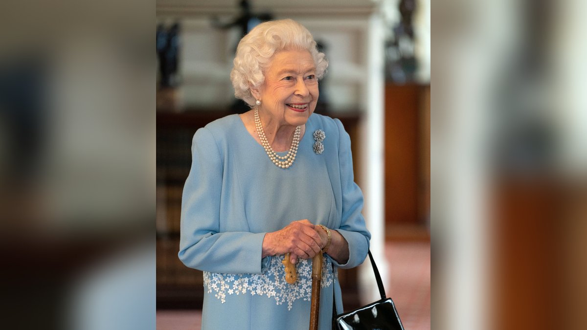 Queen Elizabeth II. mit Prinz Philips liebstem Gehstock am Tag ihres 70. Thronjubiläums.. © imago/i Images