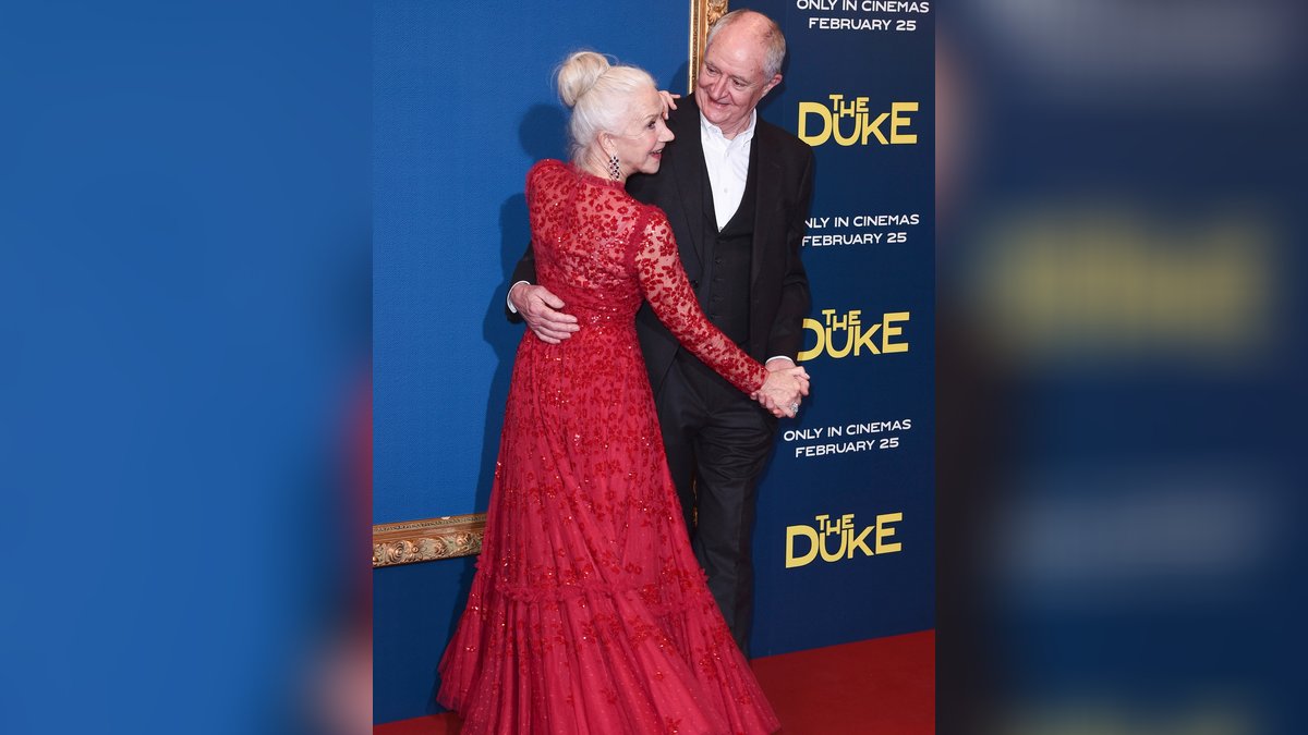 Helen Mirren und ihr Co-Star Jim Broadbent tanzen auf rotem Teppich.. © imago/Future Image