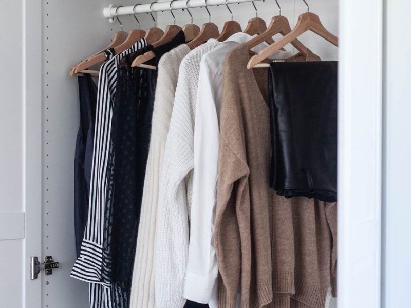 Die perfekte Capsule Wardrobe besteht aus 20 bis 30 Kleidungsstücken.. © Ivchenko Evgeniya/Shutterstock.com